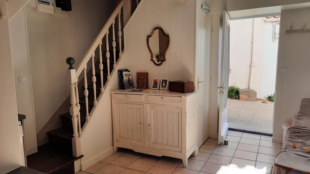 Maison De Pecheur Renovee Avec Cour Proche Du Port レ・サ​​ーブル・ドロンヌ エクステリア 写真
