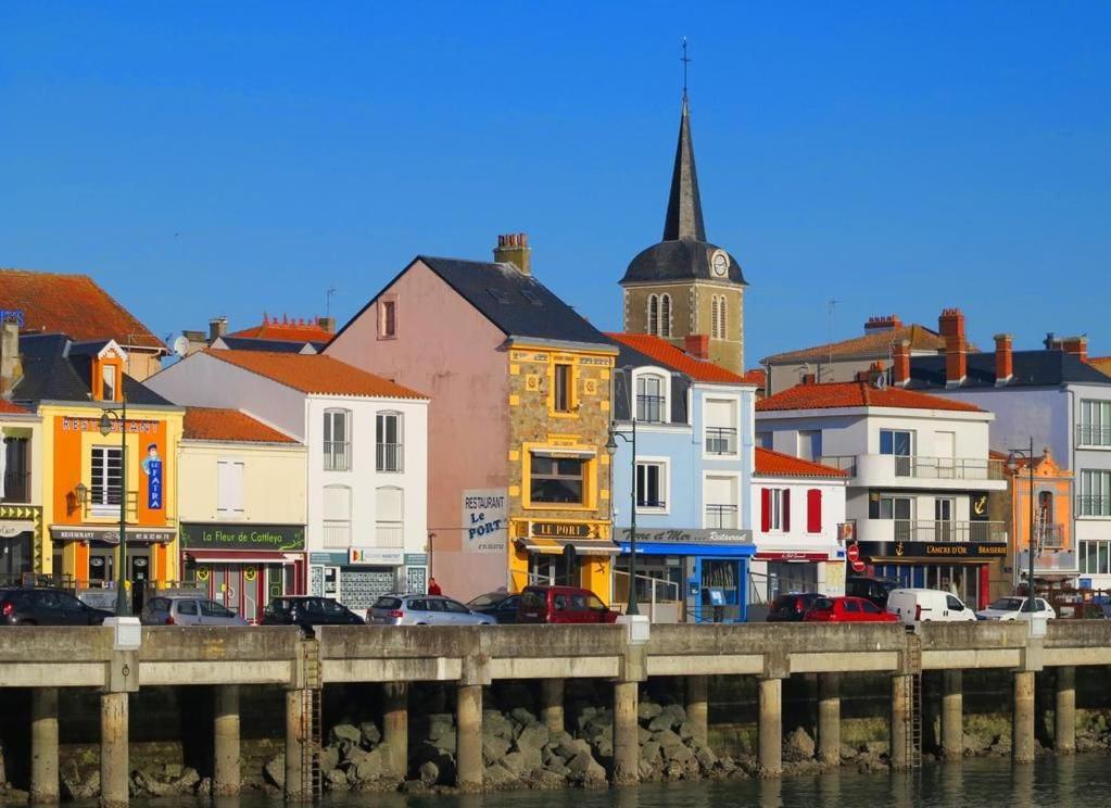 Maison De Pecheur Renovee Avec Cour Proche Du Port レ・サ​​ーブル・ドロンヌ エクステリア 写真